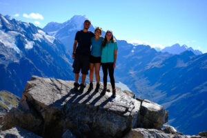 Taking photos with newly found friends while hiking up to Mueller Hut in the Mount Cook National Park in New Zealand #mountcook #newzealand